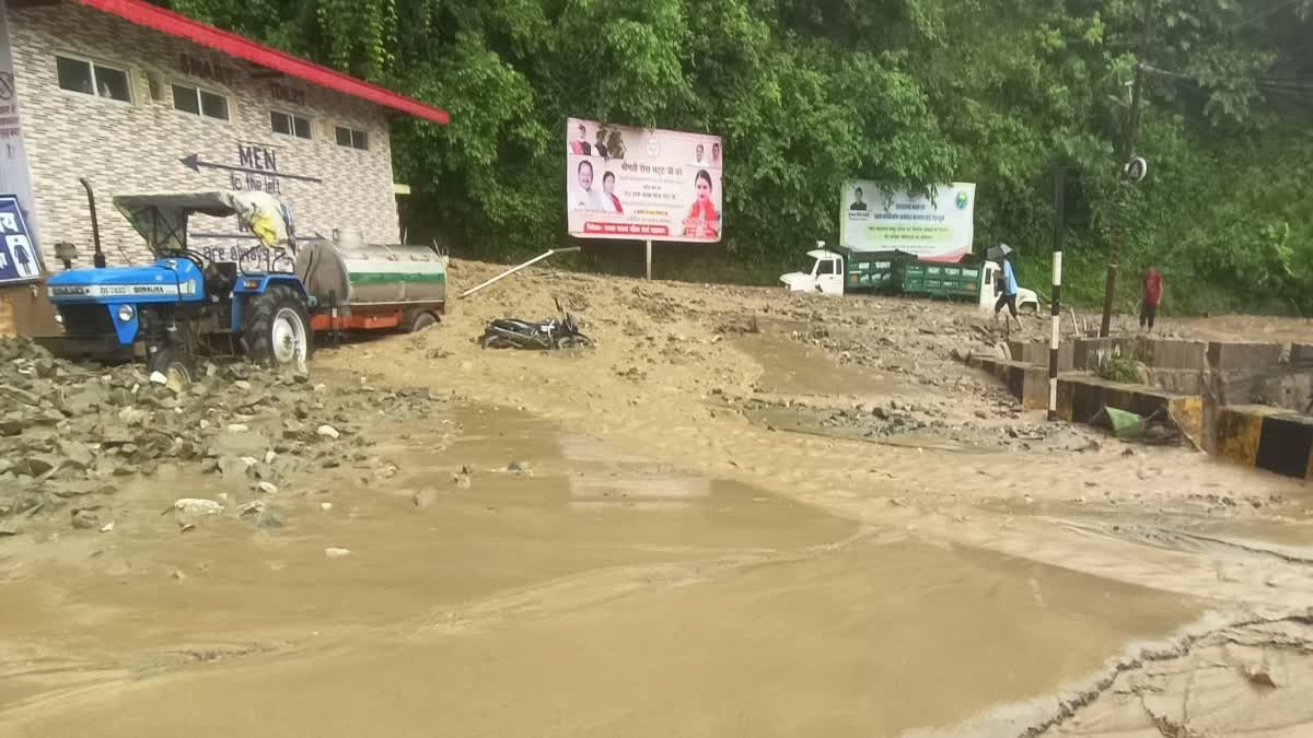 रुद्रप्रयाग में बारिश का कहर: तिलवाड़ा में उफनाए गदेरे ने केदारनाथ हाईवे पर बरपाई तबाही, कई वाहन मलबे में दबे