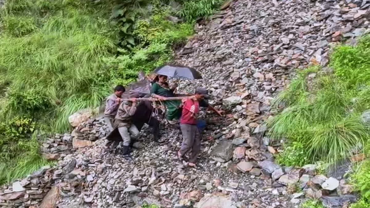 6 किलोमीटर डंडी-कंडी में ढोकर अस्पताल पहुंचाई गर्भवती, विजिबिलिटी कम होने से लौट गया हेलीकॉप्टर