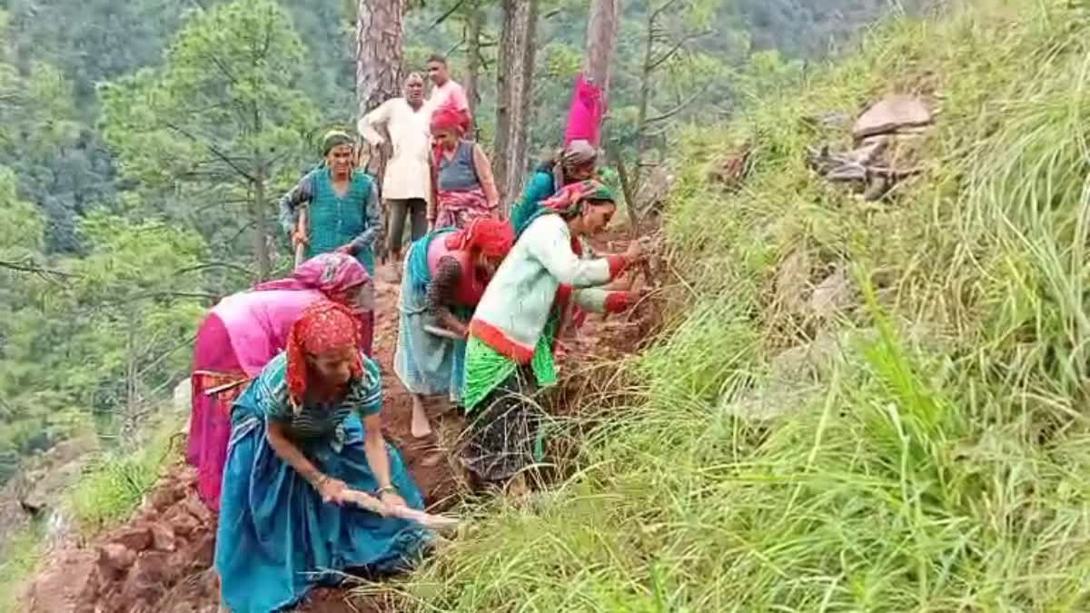 चमोली के सकंड गांव में ग्रामीण खुद बना रहे सड़क, वर्षों के इंतजार के बाद उठाए गैंती-फावड़े