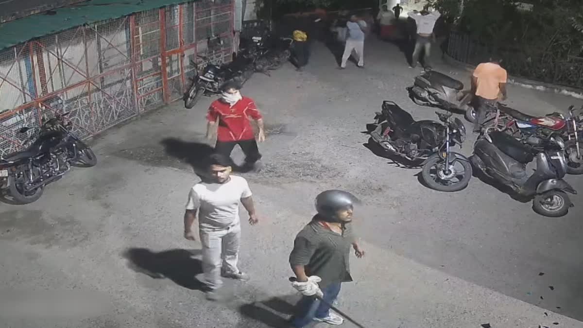 हरिद्वार जिला अस्पताल में देर रात बवाल, इमरजेंसी के बाहर हमला और तोड़फोड़; CCTV वीडियो वायरल