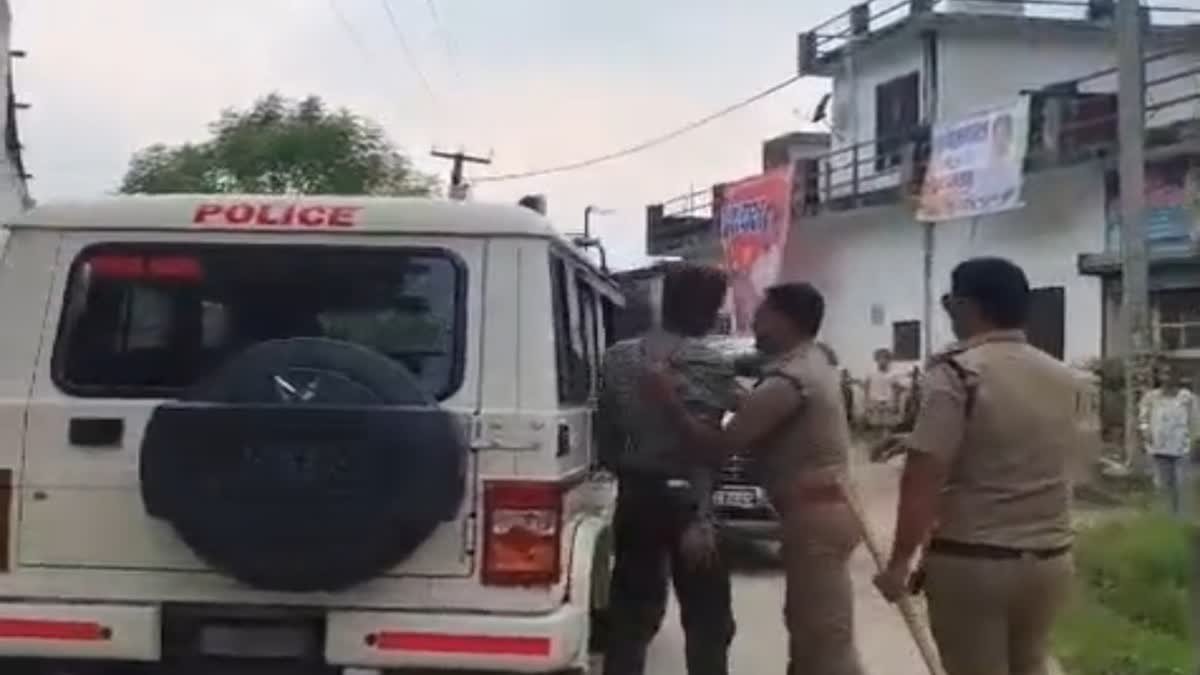 बाजपुर में छात्रसंघ चुनाव नामांकन के बाद बवाल, पुलिस लाठीचार्ज में छात्रा समेत तीन घायल