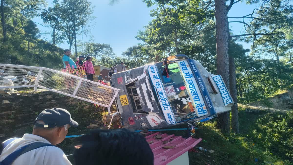पौड़ी में बड़ा हादसा टला: भदालीखाल के पास खाई में गिरी यात्रियों से भरी बस, पेड़ ने बचाई जान